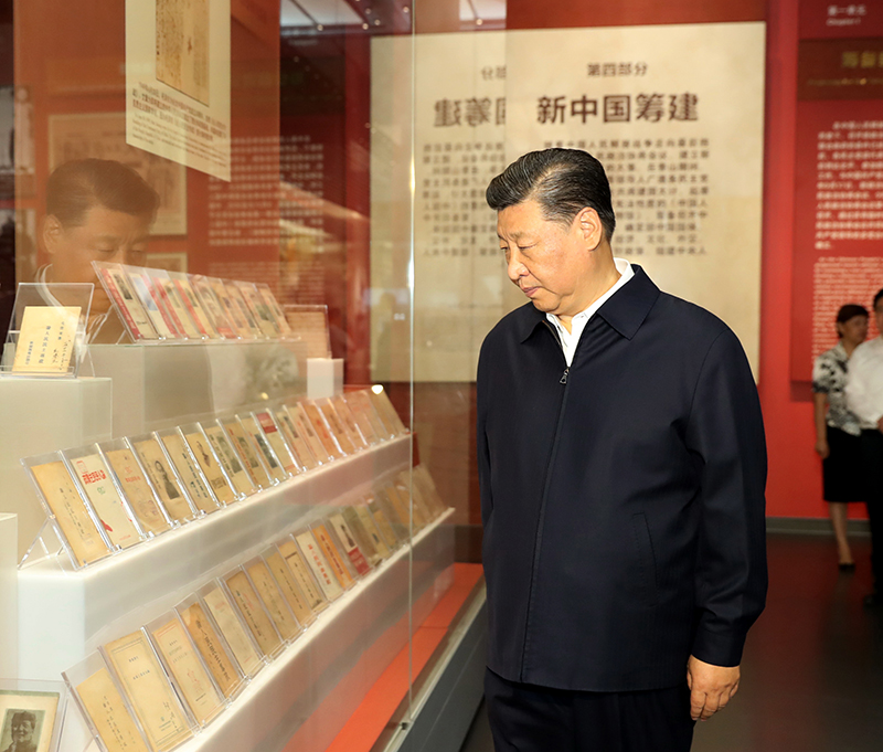 9月12日，中共中央總書記、國家主席、中央軍委主席習(xí)近平視察中共中央北京香山革命紀(jì)念地。這是習(xí)近平在香山革命紀(jì)念館參觀《為新中國奠基》主題展覽。