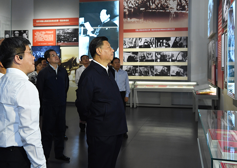 9月12日，中共中央總書記、國家主席、中央軍委主席習(xí)近平視察中共中央北京香山革命紀(jì)念地。這是習(xí)近平在香山革命紀(jì)念館參觀《為新中國奠基》主題展覽。
