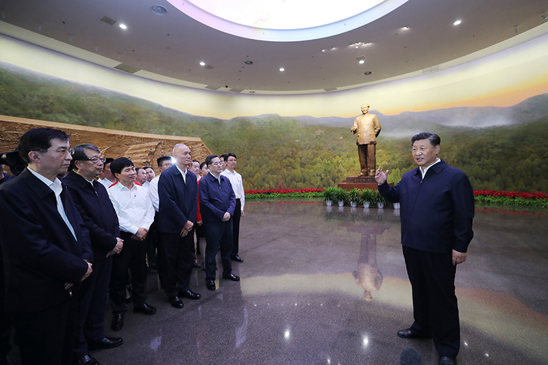 9月12日，中共中央總書記、國家主席、中央軍委主席習(xí)近平視察中共中央北京香山革命紀(jì)念地。這是習(xí)近平在香山革命紀(jì)念館參觀《為新中國奠基》主題展覽，并發(fā)表重要講話。