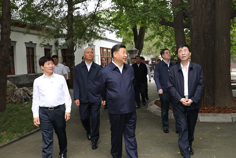 9月12日，中共中央總書記、國家主席、中央軍委主席習(xí)近平視察中共中央北京香山革命紀(jì)念地。這是習(xí)近平瞻仰雙清別墅。
