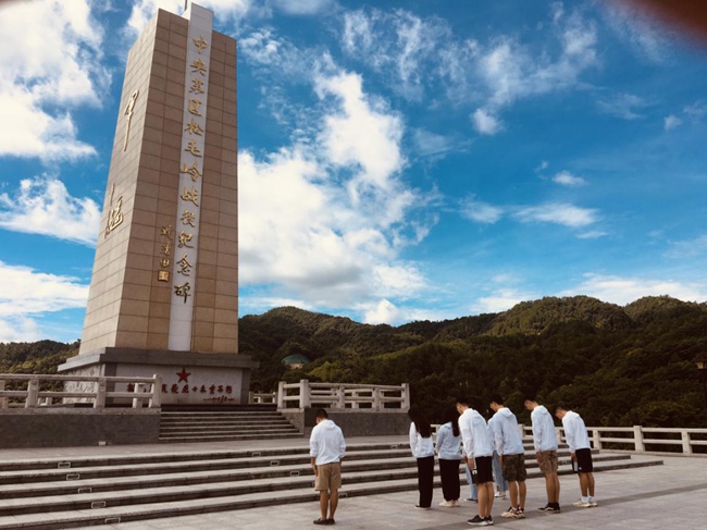 實踐隊向松毛嶺戰(zhàn)役中犧牲的烈士鞠躬默哀。福建船政交通職業(yè)學(xué)院供圖